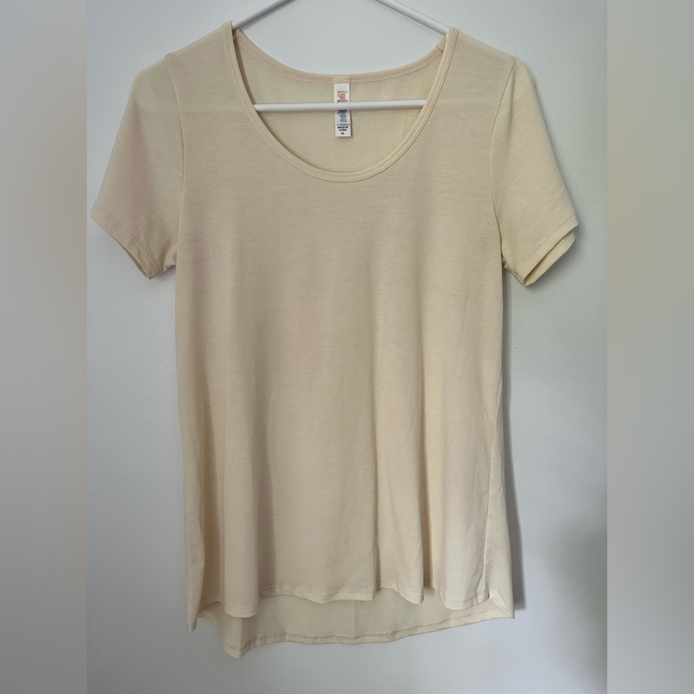 LuLaRoe 🤍🦄 Buttercream/Off White SOLID Classic Tee! 🦄🤍